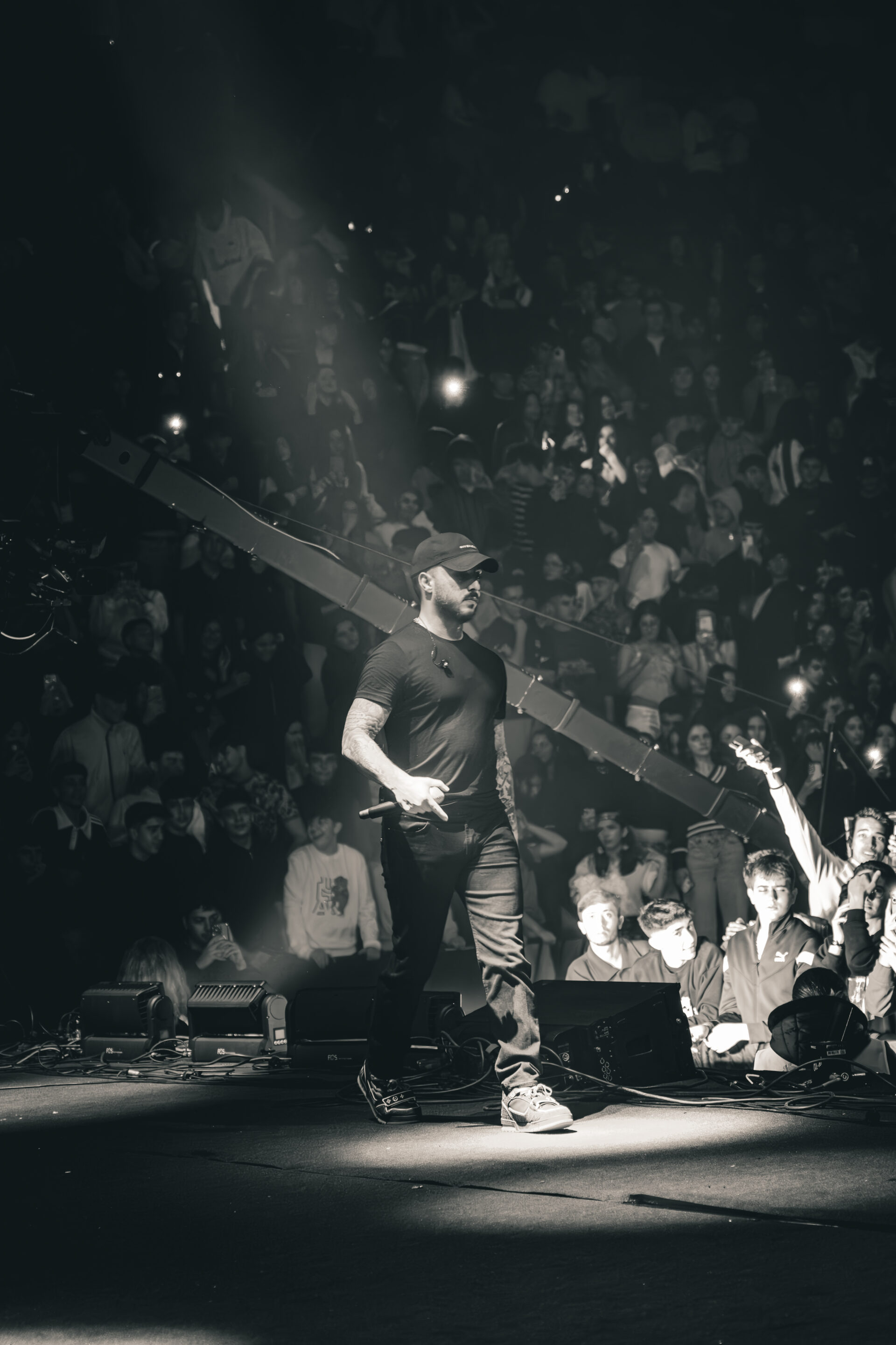 ati242-konser-siyah-beyaz